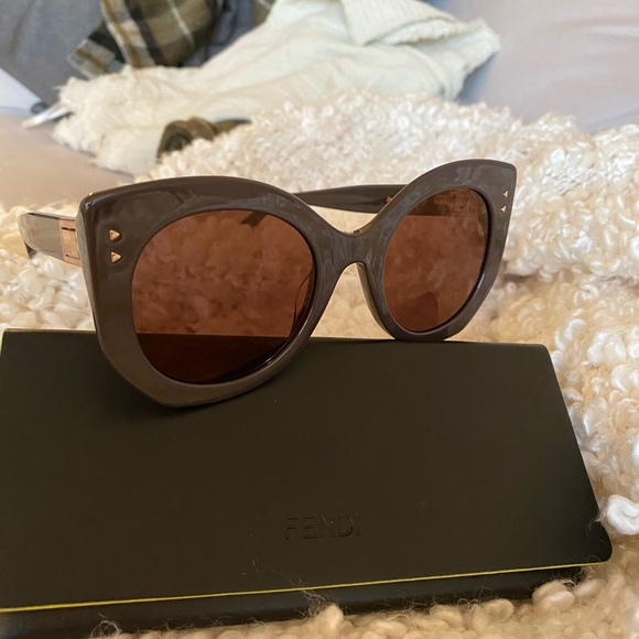 Fendi sunglasses - Picture 10 of 13